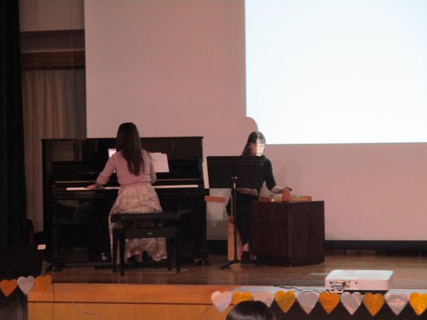 2025.11.2絵本と音楽　演奏の様子